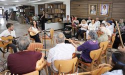 Emek Kafe’de bağlama sesleri yükseldi: Kıdemlilerden unutulmaz konser