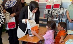Emine Erdoğan’ın onursal başkanı olduğu vakıftan Eskişehir’de öğrencilere sürpriz hediyeler