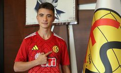 Eskişehirspor 19 yaşındaki genç yeteneğe imzayı attırdı
