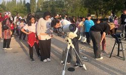 Eskişehir’de öğrenciler teleskoplarla Satürn ve Ay’ı gözlemledi