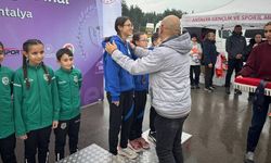 Eskişehirli sporcular artistik yüzmede zirveyi bırakmadı