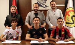 Eskişehirspor'da genç futbolcular profesyonel sözleşme imzaladı