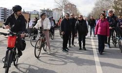 Eskişehir’de Arabasız Pazar uygulamasıyla bulvarlar bir günlüğüne yayalara açıldı