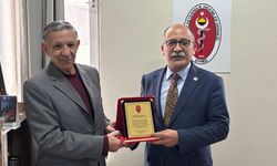 Eskişehir’de veteriner hekimlerden İbrahim Arslan'a plaket
