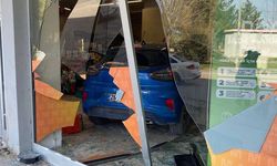 Sürücü fren yerine gaza bastı; Otomobil marketin içine girdi