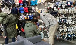 Bayram öncesi Umut Kervanı'ndan anlamlı destek; Çocuklar yeni kıyafetlerine kavuştu