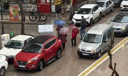 Eskişehir’de aniden bastıran sağanak yağış hayatı olumsuz etkiledi