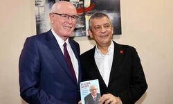 Eskişehir'de Kazım Kurt'un hayatını anlatan kitap Özgür Özel'e hediye edildi