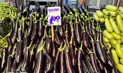 Eskişehirli vatandaşlar o tezgaha bakıp geçti; Yarım kilo fiyatı yazılıyor