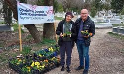 Mezarlıklarda bayram yoğunluğu; Vatandaşlara ücretsiz çiçek ve servis desteği