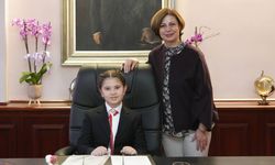 Ayşe Ünlüce başkanlık koltuğunu mezun olduğu okulun öğrencisine devretti