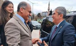 CHP heyeti Eskişehir’de buluştu; Gökhan Günaydın kendi heykelini inceledi