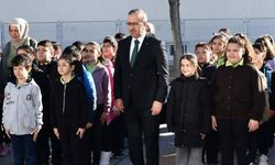 Sinan Aydın okul töreninde öğrencilerle bir araya geldi