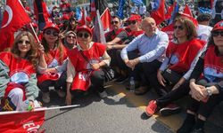 Utku Çakırözer Ankara’da öğretmenlerin yaşam nöbetine destek verdi