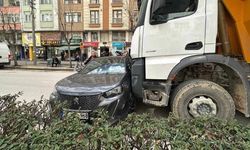 Ziyapaşa Caddesi’nde korkutan kaza; Kamyon otomobili sürükledi