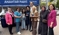 Anahtar Parti Eskişehir’de yüzlerce kadına çiçek dağıttı