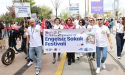 Ayşe Ünlüce Engelsiz Sokak Festivali kortejine katıldı
