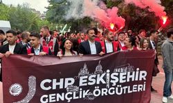 Eskişehir’de 19 Mayıs yürüyüşünde Adalar kırmızı beyaza büründü