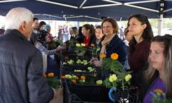 Eskişehir’de bayram arifesinde mezarlıklarda ücretsiz çiçek dağıtıldı