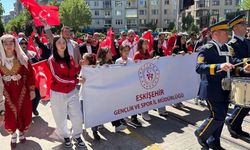 Eskişehir’de Gençlik Haftası yürüyüşü renkli görüntülere sahne oldu