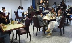 Anadolu Üniversitesi final döneminde öğrencilerin yanında