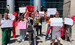 Eskişehir'de mahkum yakınlarından adliye önünde dikkat çeken çağrı