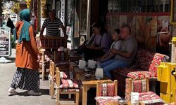 Eskişehir'de kafeleri dolaşıp para istiyorlar