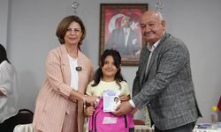 Kırsal ilçelerde öğrencilere kırtasiye desteği sürüyor: Ayşe Ünlüce bizzat kendisi verdi