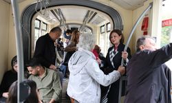 Ayşe Ünlüce işe giderken tramvayı tercih etti: Eskişehirlilere çağrıda bulundu