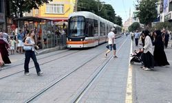 Eskişehir’de tramvay ile araç çarpıştı