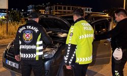 Eskişehir’de trafik denetiminde şaşırtan anlar; Motor bölümünden yavru kedi çıktı