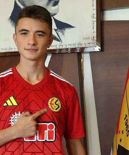 Eskişehirspor 19 yaşındaki genç yeteneğe imzayı attırdı