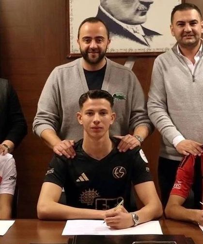 Eskişehirspor'da genç futbolcular profesyonel sözleşme imzaladı