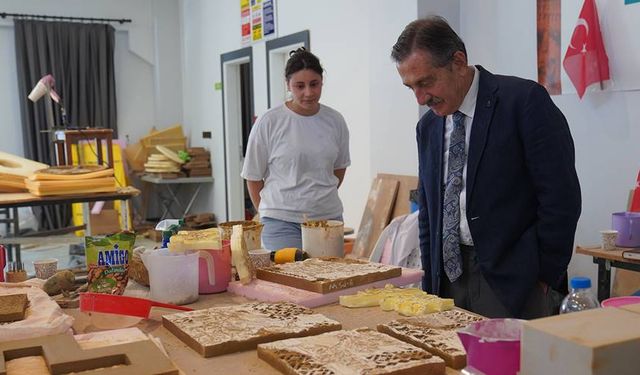 Ahmet Ataç Eskişehir'de üretilen eserleri yakından inceledi