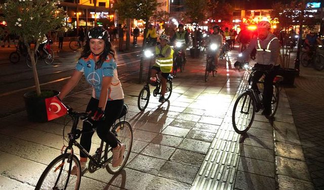 Eskişehir’de kurtuluş coşkusu bisiklet turuyla geceyi aydınlattı