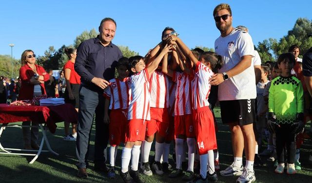 Eskişehir’de minik futbolcular sahaya çıktı; Şampiyonlar kupalarını kaldırdı
