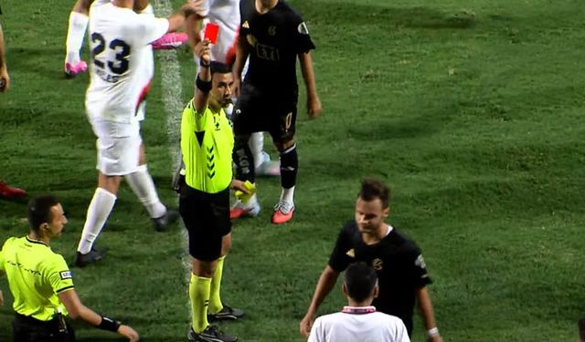 Eskişehirspor taraftarlarından Talha Özler'e kırmızı kart tepkisi