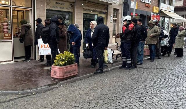 Eskişehir’de soğuk hava durduramadı; Uzun kuyruklar oluştu