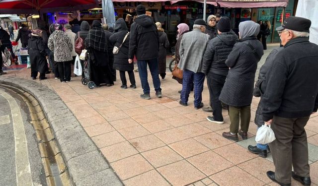 Eskişehir’de hamsi için sıra beklediler; Fiyat değişince tablo tersine döndü