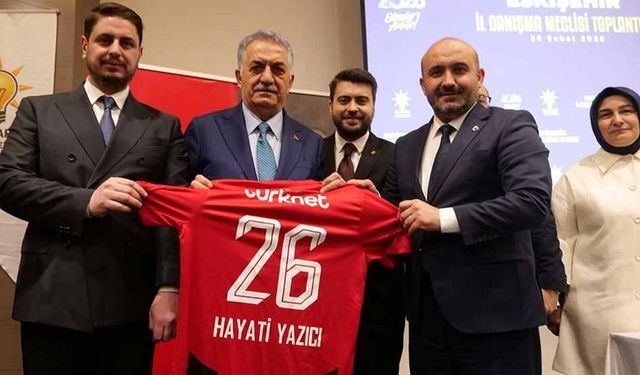 Hayati Yazıcı’ya Eskişehirspor forması hediye edildi