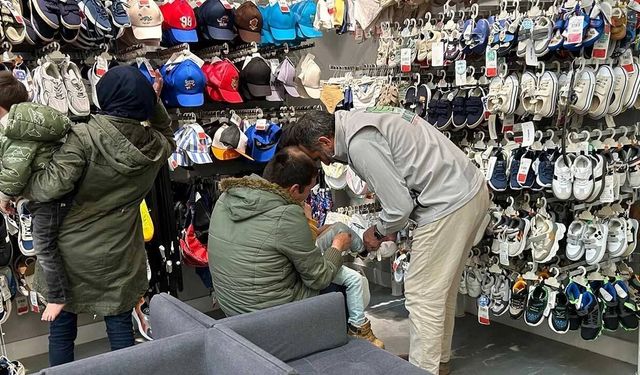 Bayram öncesi Umut Kervanı'ndan anlamlı destek; Çocuklar yeni kıyafetlerine kavuştu