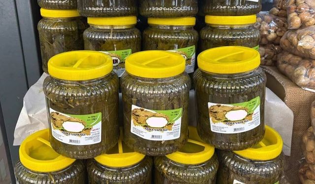 Eskişehir’de bayram sofraları için hazırlıklar başladı; Yaprak sarmaya yoğun ilgi