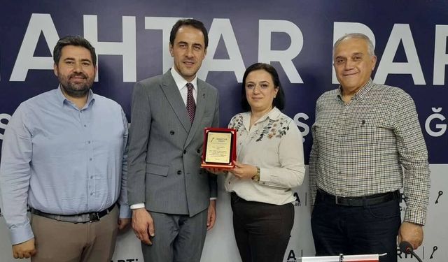 Anahtar Parti Eskişehir İl Başkanlığı’ndan tebrik mesajı; Ebru Küçük’e başarı plaketi verildi
