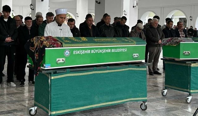 Ankara’daki kazada hayatlarını kaybeden anne ve kızı Eskişehir’de defnedildi