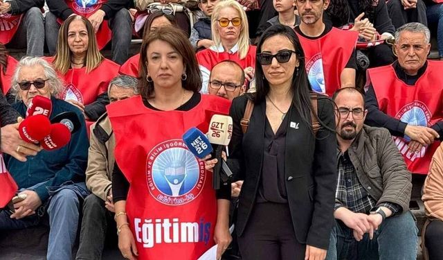 Eğitim-İş’ten Eskişehir’de sessiz oturma eylemi: "Şiddete teslim olmayacağız"