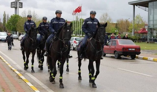 Eskişehir Teknik Üniversitesi 'nde Jandarma Atlı Birliği rüzgarı