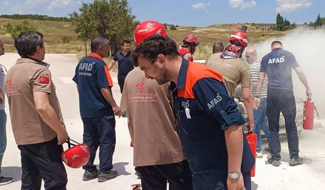 Eskişehir'de park halindeki araç alev aldı