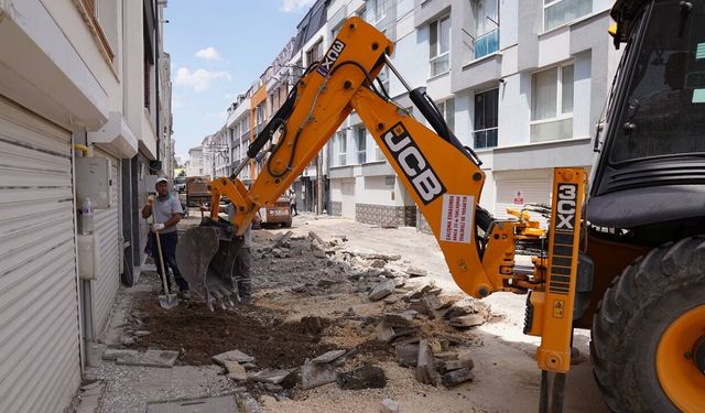 Tepebaşı'nda yol bakım çalışmaları sürüyor