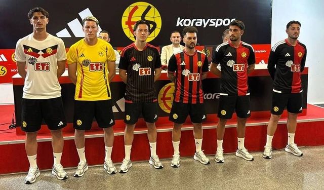 Siyah Kırmızılar'ın yeni formaları tanıtıldı