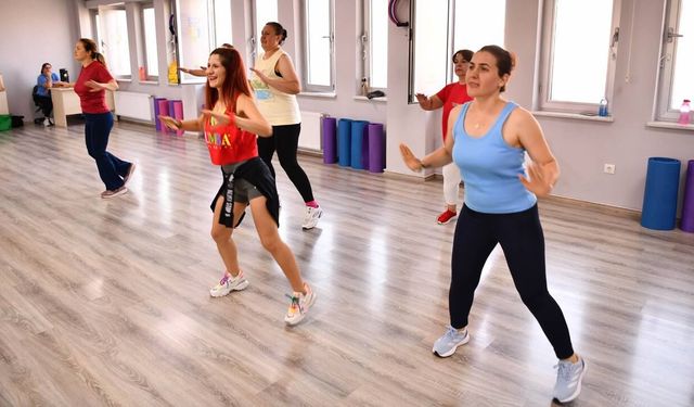Eskişehir'de kadınlar bu kursla hem spor yapıyor hem eğleniyor